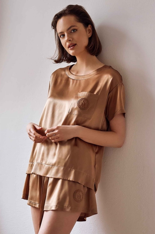 jedwab naturalny, piżama damska jedwabna, jedwabny komplet do spania, jedwab do snu, elegancka piżama damska, koszulka i spodenki jedwabne do spania, jedwabna piżama damska, bielizna nocna jedwa.jpeg