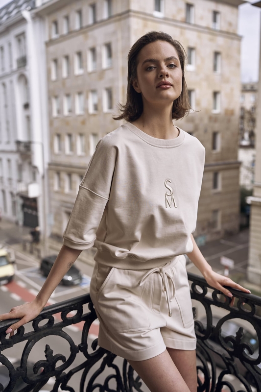 letni dres damski,elegancki dres damski,komplet dresowy damski ze spodenkami,wanilowy dres damski na lato, jasny komplet dresowy damski, komplet dresowy ze spodenkami,komplet dresowy.jpeg