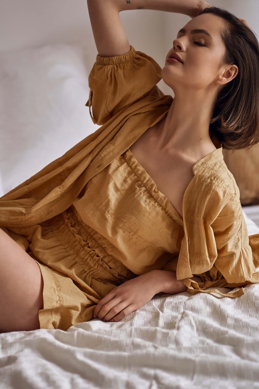 komplet plażowy damski,musztardowy komplet plażowy,pareo plażowe, pięe pareo damskie,tunika plażowa, długa koszula plażowa,modna koszula plażowa, koszula plażowa i spodenki.jpeg