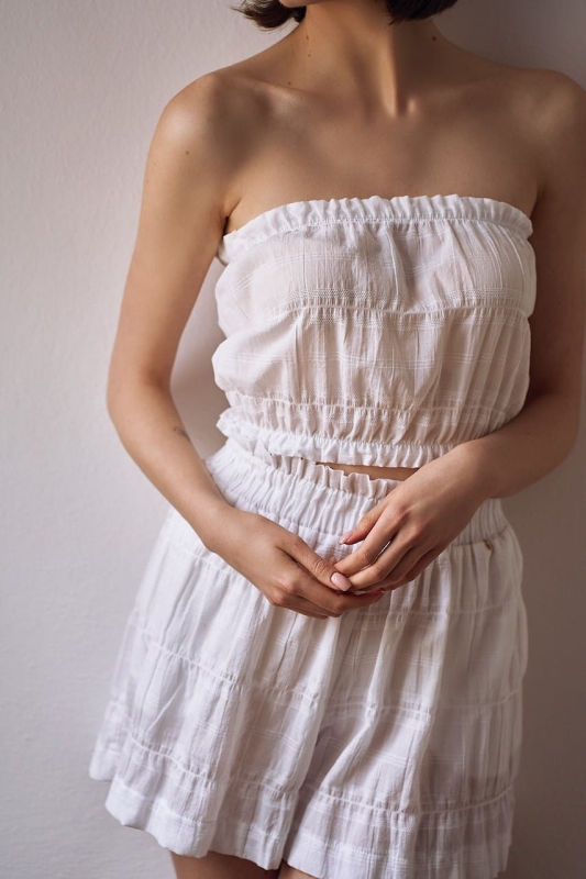 biały komplet plażowy, krótki top plażowy, top i spodenki na plaże, modny komplet plażowy damski, moda plażowa, szorty na plaże damskie, opaska plażowa na kostium, top plażowy.jpg