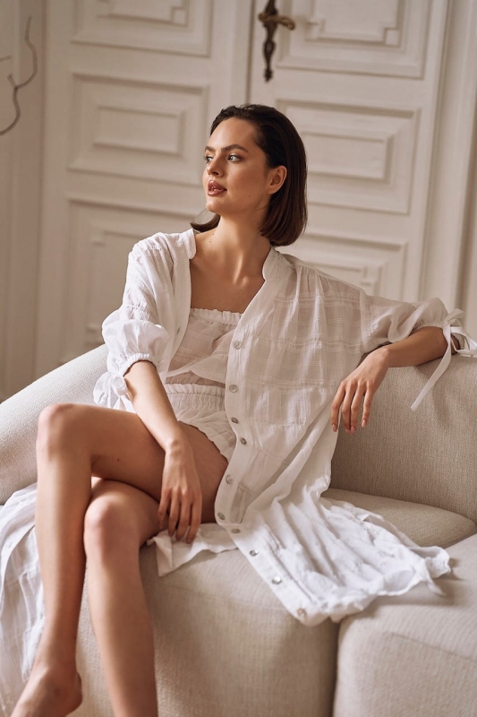 plażowy komplet damski,biała długa koszula plażowa,trzyczęściowy komplet plażowy,tunika i spodenki plażowe.jpg