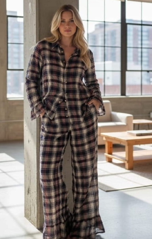 Koszula z długim rękawem w kratę i długie spodnie.jpg