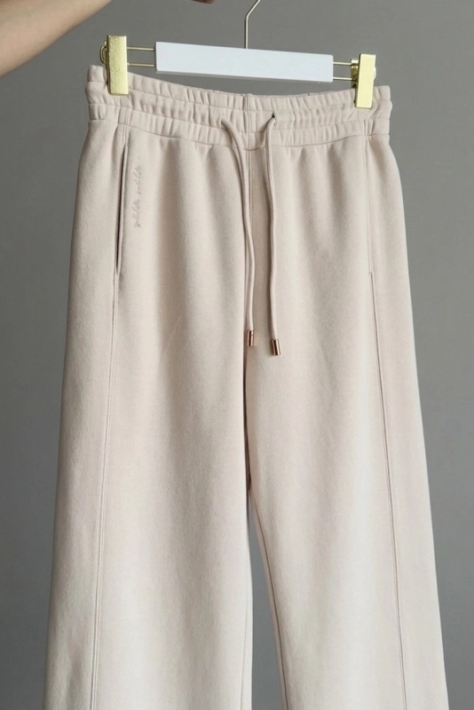 Mause spodnie dresowe,spodnie dresowe w kolorze waniliowym,spodnie dresowe eleganckie.jpg