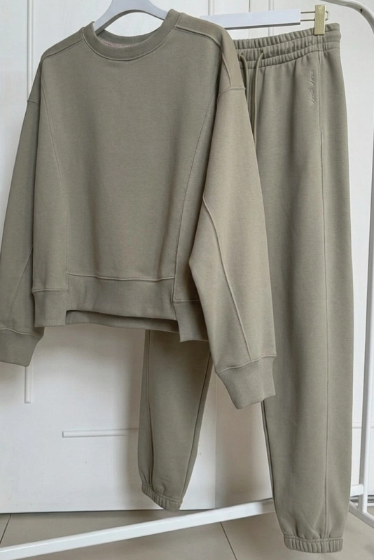 SOHO jasna oliwka komplet dresowy,wygodny dres,wygodny dres bluza i spodnie,bluza dresowa,spodnie dresowe,.jpg