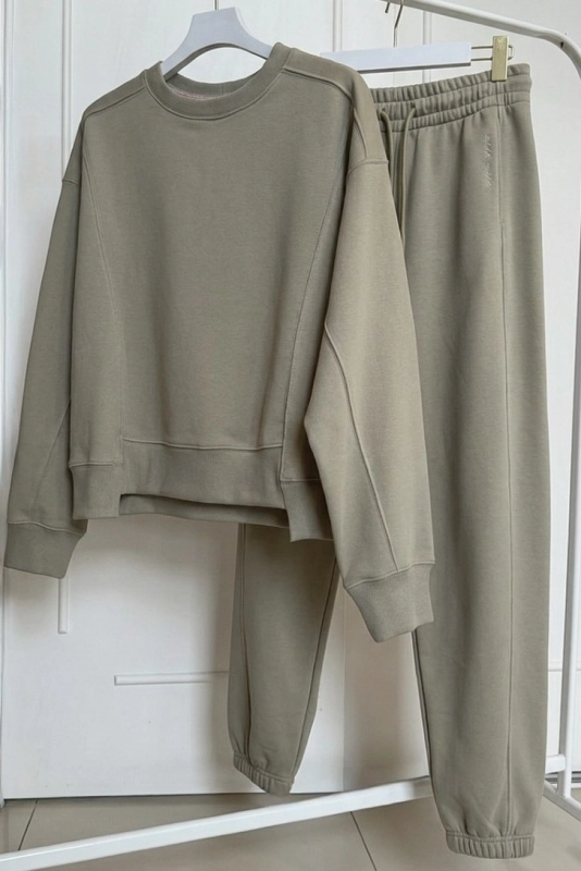 SOHO jasna oliwka komplet dresowy,wygodny dres,wygodny dres bluza i spodnie,bluza dresowa,spodnie dresowe,.jpg