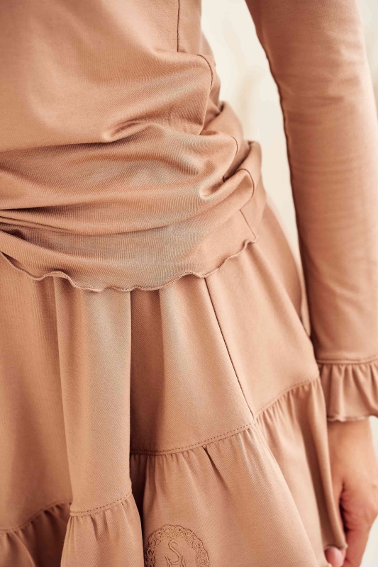 piżama damska ze spodenkami, szorty do spania eko, beżowa piżama damska, beżowe spodenki, szorty z falbanką, piżama z wiskozy, piżama z bawełny, piżama z tencelu.jpg