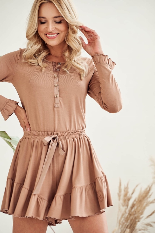 karmelowy komplet do spania, beżowa piżama damska, piżama ze spodenkami, piżama z tencelu, spodenki do spania, spodenki damskie z falbanką.jpg