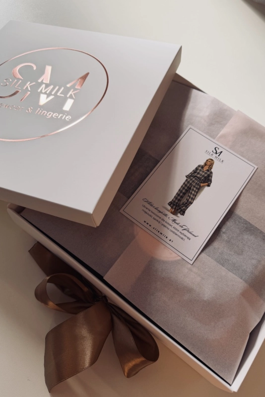 Opakowanie piżamy z złotym Logo Silk Milk i kokardą